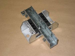 SHOE - CAR GUIDE, TYPE 1, 200MM LONG X 130MM FIXING (1) BRACKET, W/O PINS AND GIBS